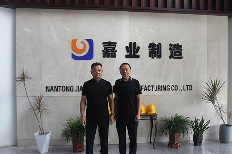 7月6日，鲁丽集团党委副书记、冶金板块董事长傅士刚一行莅临龙八头号玩家唯一制造观摩调研。总经理吕小军，生产经理夏勇等陪同接待。